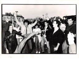 Photo De Presse.AM21126.24x18 Cm Environ.Mai 1981.Place De La Bastille Après L'élection De Mitterrand - Personas Anónimos