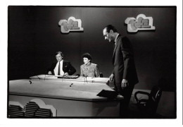 Photo De Presse.AM21096.24x18 Cm Environ.1985.Laurent Fabius.Jacques Chirac.Duel Télévisé Anne Sinclair - Personas Identificadas