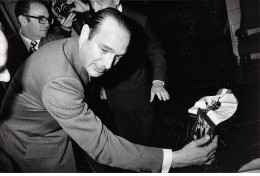 Photo De Presse.AM21307.24x18 Cm Environ.Jacques Chirac - Identified Persons