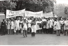 Photo De Presse.AM21233.24x18 Cm Environ.1974.Paris.Manifestation.infirmière - Autres & Non Classés