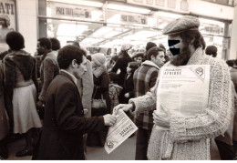 Photo De Presse.AM21232.24x18 Cm Environ.1977.Paris.Diffusion Solidarité OCA à Barbès - Autres & Non Classés