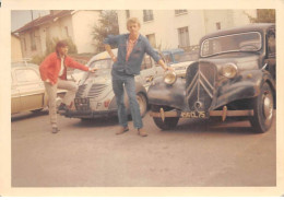 Photographie . Moi10260 .a Identifié Voiture 2ch Cocinelle Citroen Peugeot Renault  .13 X 9 Cm. - Automobili