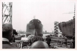 Photographie . Moi10291 .dunkerque 1956 Lancement Du Petrolier Cheverny .18 X 12 Cm. - Schiffe