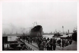 Photographie . Moi10289 .dunkerque 1956 Lancement Du Petrolier Cheverny .18 X 12 Cm. - Schiffe