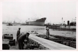 Photographie . Moi10286 .dunkerque 1956 Lancement Du Petrolier Cheverny .18 X 12 Cm. - Schiffe