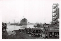 Photographie . Moi10278 .dunkerque 1956 Lancement Du Petrolier Cheverny .18 X 12 Cm. - Boats