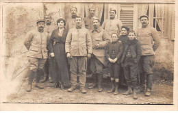 Carte Photo à Localiser - N°86679 - Femmes, Enfants Et Militaires Devant Une Maison - Carte Photo - To Identify