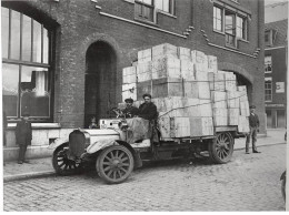 Photo De Presse.AM21226.24x18 Cm Environ.camion Chargé De Boîtes De Thé à Amsterdam - Aviation