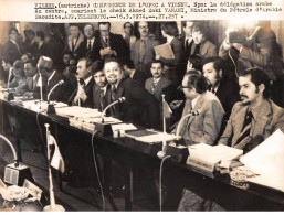 Photo De Presse.AM21187.24x18 Cm Environ.1974.Conférence De L'OPEC à Vienne.cheik Ahmed Zaki Yamani - Other & Unclassified