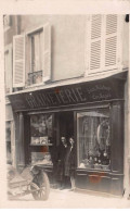 A Identifier - N°90115 - Couple Sur Le Pas De Porte D'une Graineterie - Commerce - Carte Photo - A Identifier