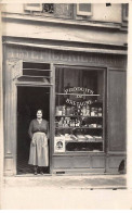 A Identifier - N°90110 - Femme Sur Le Pas De Porte D'une épicerie, Produits De Bretagne - Commerce - Carte Photo - A Identifier