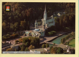 LOURDES – Vue Aérienne Sur La Basilique / Blason (voir Scan Recto/verso) - Lieux Saints