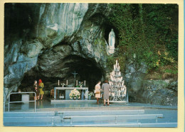 LOURDES – La Grotte (animée) (voir Scan Recto/verso) - Heilige Plaatsen