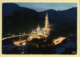 LOURDES – La Basilique Illuminée Et La Procession Au Flambeaux / CPSM (voir Scan Recto/verso) - Heilige Stätte