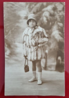 PH - Ph Original On Cardboard - Petite Fille Vêtue D'un Chapeau Et D'un Manteau De Fourrure Posant Avec Un Sac à Main - Anonymous Persons