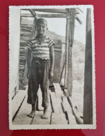 PH - Ph Original - Garçon Posant Dans Une Maison En Bois Précaire Dans Les Montagnes 1954 - Personas Anónimos