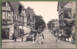 CPA - CALVADOS - DEAUVILLE - RUE DÉSIRÉ LE HOC - Belle Animation, Automobiles, Attelages, Commerces, Femmes élégantes - Deauville