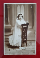 PH - Ph Original - Une Jeune Fille S'agenouille Dans L'église Le Jour De Sa Première Communion 1940 - Personas Anónimos