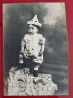 PH - Ph Original - Petit Garçon Habillé En Clown Posant Pour Le Portrait - Anonyme Personen