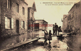 CPA CHARLEVILLE - CRUE DE LA MEUSE - RUE DE L'ABREUVOIR PENDANT L'INONDATION - Charleville