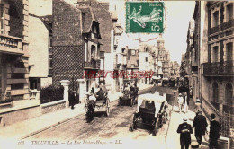 CPA TROUVILLE - CALVADOS - LA RUE VICTOR HUGO - ATTELAGES ET AUTOMOBILES - Trouville