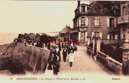 CPA ARROMANCHES - CALVADOS - LA DIGUE ET L'HOTEL DE LA MARINE - Arromanches