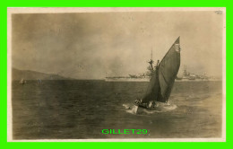 SHIP, BATEAU,VOILIERS - ET BATEAU DE GUERRE AU LOIN - CARTE PHOTO - - Voiliers