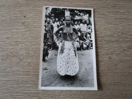 CPA PHOTO DAHOMEY JEUNE FETICHEUSE D'ABOMEY COSTUME SEINS NUS - Dahome