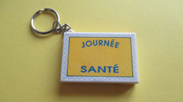 Porte Clé Porte Jeton De Caddie LA POSTE, Journée Santé, 11 Octobre 1994 Longueur 5,4 Cm Largeur 3,7 Cm Hauteur 9 Mm - Sleutelhangers