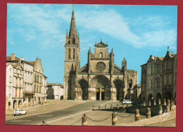 33 - Bazas - La Façade De La Cathédrale , Le Clocher , Les Vieilles Maisons Sur La Place - Bazas