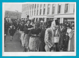 Brest Photo Originale Fête Défilé Manifestation Folklore (photo Optique Crier Le Bras Rue De Siam) - Lieux