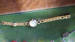 B18 / MONTRE GABRIELLE  VIZENZA  COULEUR OR ET PIERRE - Watches: Old