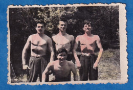 Photo Ancienne Snapshot Colorisée - Portrait De Garçon Torse Nu Qui Montre Les Muscles - Homme Pose Colored Surréalisme - Sports