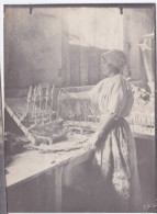 Photo De Particulier Montreuil Sous Bois Fabrique De Jouet Travailleuse Dans Son Atelier Réf 30057 - Professions