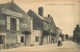 - Maine Et Loire -ref-B21- Tigné - Une Rue Du Bourg - Hôtel Du Cheval Blanc Tenu Par Boismard - - Autres & Non Classés