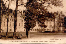 CPA - FONTAINEBEAU - VUE PRISE DANS LES JARDINS ANGLAIS - AILE LOUISXV - Fontainebleau