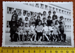 #14  Photo Noir Et Blanc Garçon Fille Photo D’école Photo De Groupe / Boy Girl School Photo Group Photo - Anonymous Persons