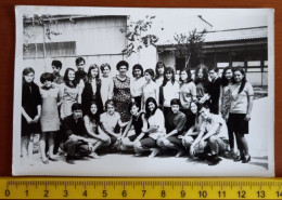 #14  Photo Noir Et Blanc Garçon Fille Photo D’école Photo De Groupe / Boy Girl School Photo Group Photo - Anonymous Persons