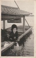 XU 3-(JAPON ) PORTRAIT DE JAPONAISE AVEC PANIER EN BAMBOU SUR BARQUE -  2 SCANS - Autres & Non Classés