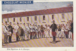 XU 4- MILITARIA - UNE REPETITION DE LA MUSIQUE - CARTE PUBLICITAIRE CHOCOLAT MENIER - 2 SCANS - Reclame