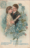 XU 5- " NE M' OUBLIEZ PAS " - COUPLE ENLACE DANS FLEURS : MYOSOTIS - DORURE - CARTE GAUFREE - 2 SCANS - Couples