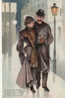 XU 5- " L' HIVER A MIS  BRAS QUI LA PROTEGE "- COUPLE DEAMBULANT DANS LA VILLE - CARTE GAUFREE- 2 SCANS - Couples