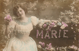 XU 6- PRENOM " MARIE " - CARTE FANTAISIE - JEUNE FEMME  AVEC  PRENOM  FLORAL - 2 SCANS - Vornamen