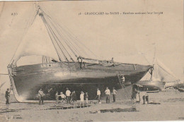 XU 7-(14) GRANDCAMP  LES BAINS - MATELOTS CARENANT LEUR BARQUE - ANIMATION - A. DUBOSQ  EDIT. , COMMES - 2 SCANS - Other & Unclassified