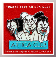 SUPER PIN'S CHIENS "HUSKYS" Pour ARTICA CLUB En émail Vernissé Base ARGENT, Format 2,5X2,2cm - Tiere