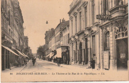 XU 13-(17) ROCHEFORT SUR MER - LE THEATRE ET LA RUE DE LA REPUBLIQUE - 2 SCANS - Rochefort