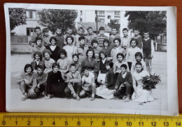 #14  Photo Noir Et Blanc Garçon Fille Photo D’école Photo De Groupe / Boy Girl School Photo Group Photo - Personas Anónimos