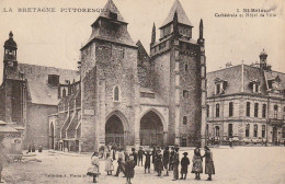 XU 18-(22) SAINT BRIEUC - CATHEDRALE ET HOTEL DE VILLE - ANIMATION - GROUPE D' ENFANTS - 2 SCANS - Saint-Brieuc