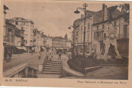 XU 21-(24) RIBERAC - PLACE NATIONALE ET MONUMENT AUX MORTS - ANIMATION - COMMERCES - 2 SCANS - Riberac