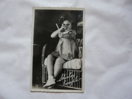 CARTE PHOTO - SHIRLEY TEMPLE Avec Une Fronde - Artiesten